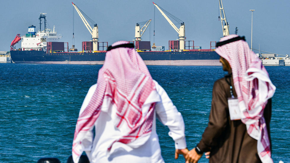 Ả Rập Saudi, thành viên chính của OPEC +, giữ giá ổn định cho các lô hàng tháng 11 tới châu Á và giảm giá cho các chuyến hàng đến châu Âu